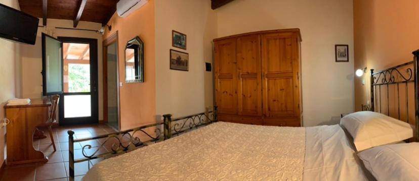 Il Bouganville Oristano Luaran gambar