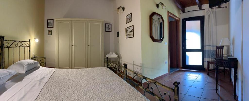 Il Bouganville Oristano Luaran gambar